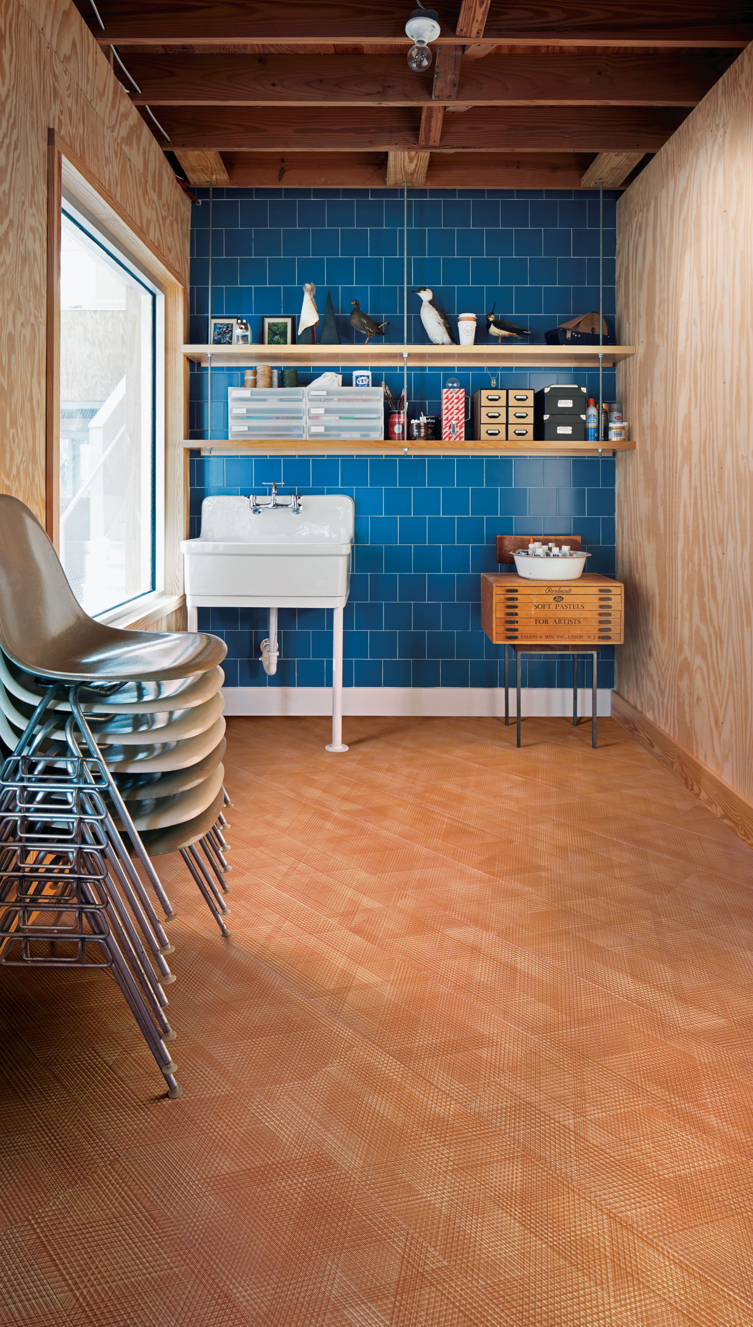 Interface Drawn Lines LVT in storage area with shelving and sink afbeeldingnummer 10